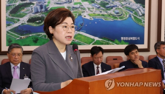 김정재 국토교통위원회 국토법안심사소위원장이 24일 오전 서울 여의도 국회에서 열린 국토교통위원회 전체회의에서 전세사기 피해 지원 특별법 심사보고를 하고 있다. 사진 연합뉴스